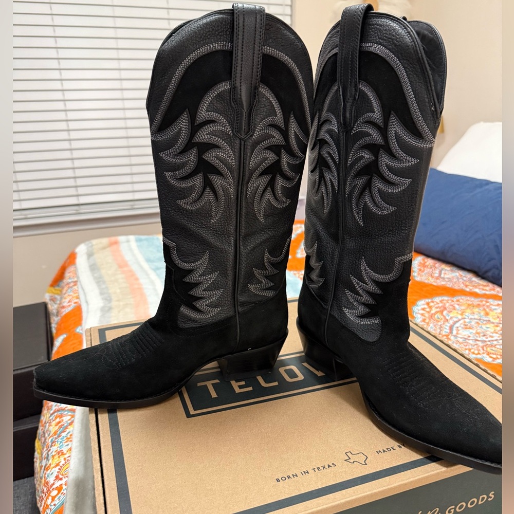 Tecovas Annie in Midnight Deerskin Roughout